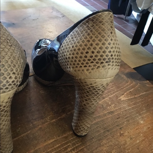 CHLOE BLK PAT/SNAKE ROUND TOE STACK HEEL PUMP *8.5 - Picture 15 of 15